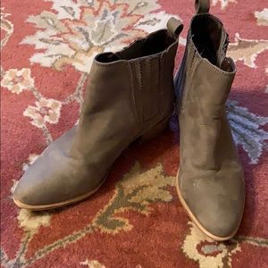 Steve Madden taupe booties